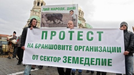 Земеделците изненадващо спряха протестите 