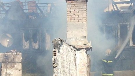 Откриха труп на обгорен мъж в къща в Шуменско
