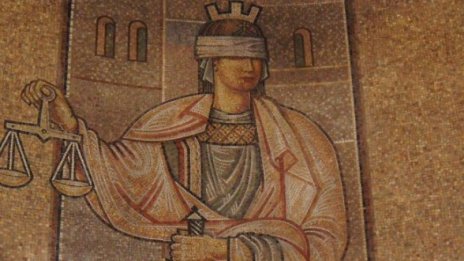 Хванат с кокаин полицай остава в ареста 