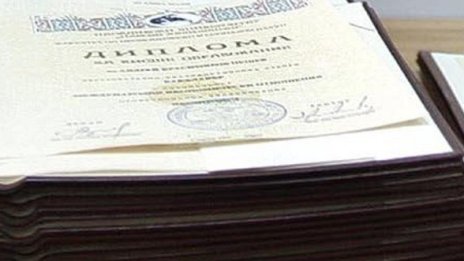 Задържаха мъж, печатал фалшиви дипломи в Петрич