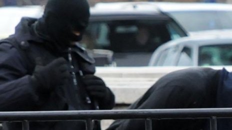 Белезници за Чебурашка и Манекена, пребили бизнесмен