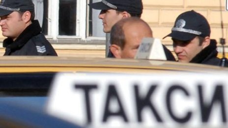 Намушкаха таксиджийка край езерото в "Дружба"