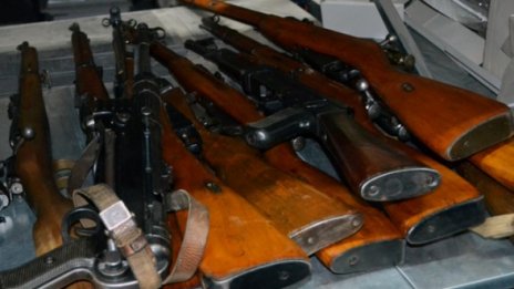 Мъж кътал над 150 огнестрелни оръжия 