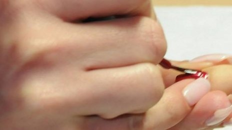 Хит по празниците – огненочервен маникюр стилет