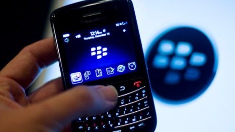 Лондон налага цензура за порно в BlackBerry 