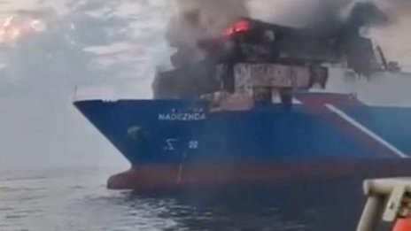 Издирват 10 души след сблъсък между два турски кораба