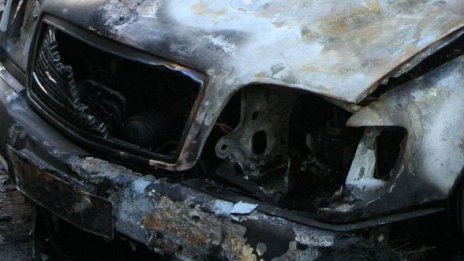 Два автомобила горяха и тази нощ в София