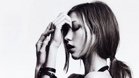 Карли Клос - отново ребра, отново за Vogue
