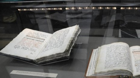Ученици от Добрич преписват "История славянобългарска"