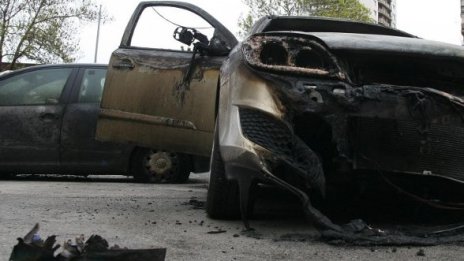 Решетки и домашен арест за палежа на коли в Аксаково 