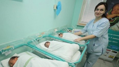 Последното бебе на 2011 и първото на 2012 родени през 3 минути