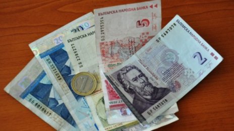 33-годишна жена "печата" пари, а и си пазарува 