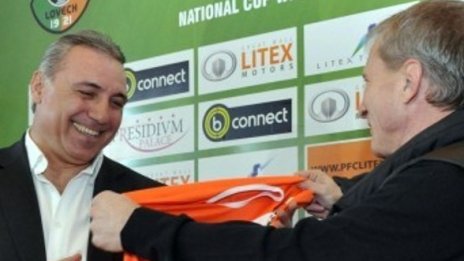 Гриша Ганчев представи Стоичков, обеща да не го уволнява