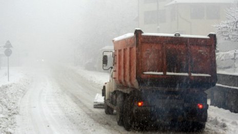 Пътищата в страната са мокри и заснежени