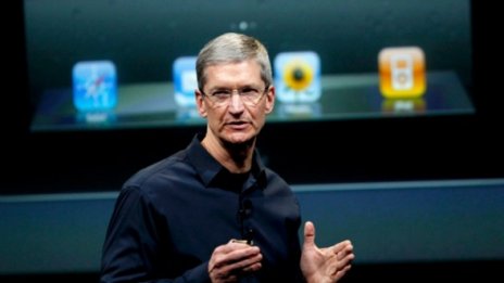 Apple позлатява шефа си Тим Кук
