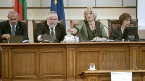 Каса не е напускала парламента, сигурна е Цачева 
