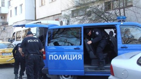 Двама бандюги нападнаха полицай в "Люлин"