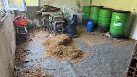 СДВР разкри работилница за безакцизен тютюн, задържани са двама мъже и една жена
