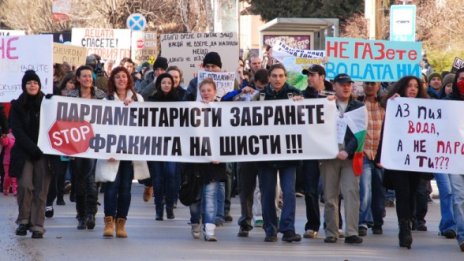 Опозицията към управляващите: Пишете на коляно за мораториума!