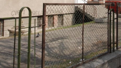 Възпитател наби момче от дом за сираци 