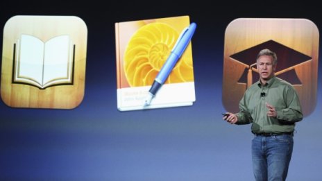 Apple иска да "унищожи" индустрията на учебниците
