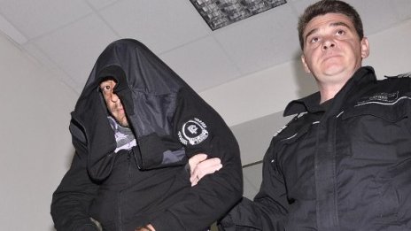 Младеж е арестуван за блудства с непълнолетни
