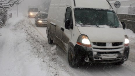 Пътищата в страната са мокри и заснежени