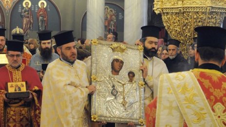 Дядо Николай вразумява интелектуалците с молебен 