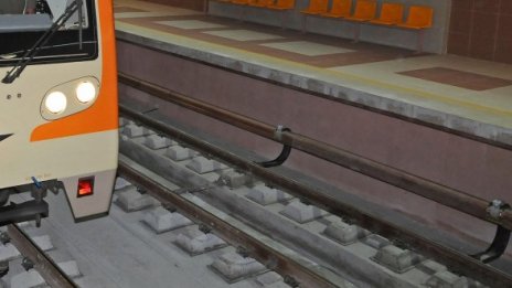 С опасност за живота е мъжът, хвърлил се пред метрото