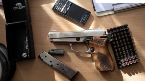 15-годишен си купи газов пистолет с фалшиви пари