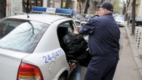 Младеж млати с бухалка пред дискотека