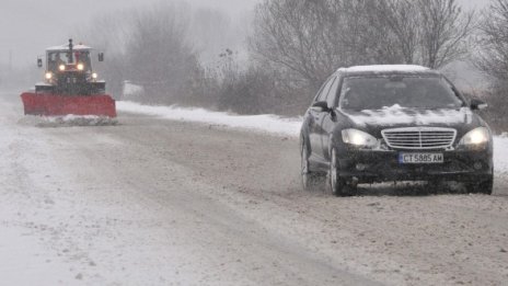 Двама ранени в две тежки катастрофи в страната