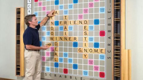 Най-големият Scrabble се продава за 12 хил. долара 