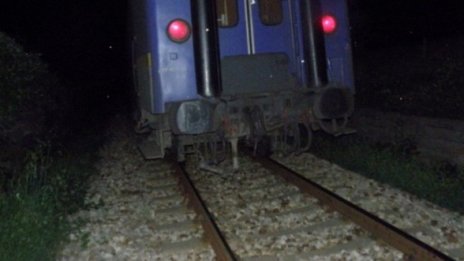  Задържаха крадци на части и елементи от пътнически  вагони 