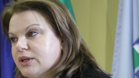 Г-жата Нешева си тръгна сама