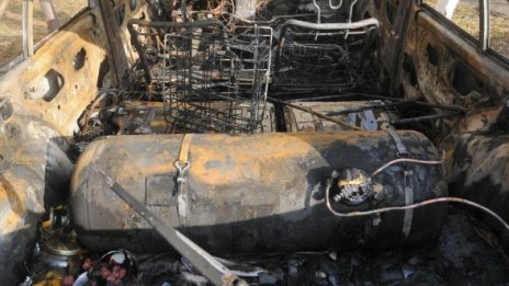 Мъж ранен при взрив на газова бутилка в колата му 