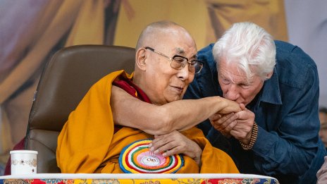 Ричард Гиър разцелува Далай Лама по случай 90-ия рожден ден на духовния лидер