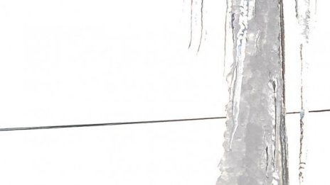 Остава рискът за живота на пострадалия от леден къс 