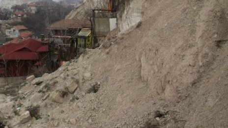 Свлачище затрупа общински път край пернишко село