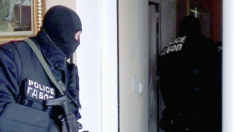 Арестуваха двама заради фалшиви банкови карти