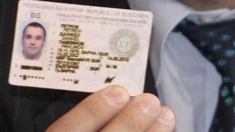 Белезници за двама фалшификатори на документи
