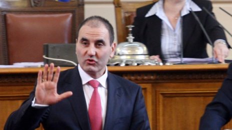 Възпитана дознателка претърсвала музиканта на Слави