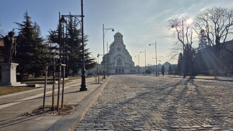 Днес ясно и ветровито, сутринта опасност от слани