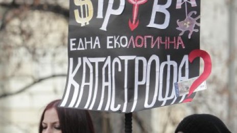 Пенчо Славейков от 50-левката сложи противогаз 