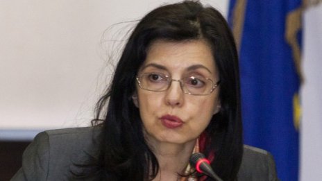 ГЕРБ ме ухажват, ама ме и бият, смята Кунева 