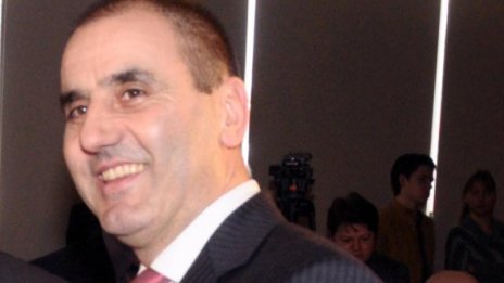 Станишев се скри зад жена си!