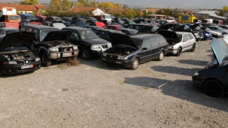 Пет коли с пренабити номера са открити в автокъщи