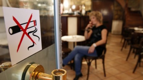Вечерен час и за пушачите – след 22 часа в бара 