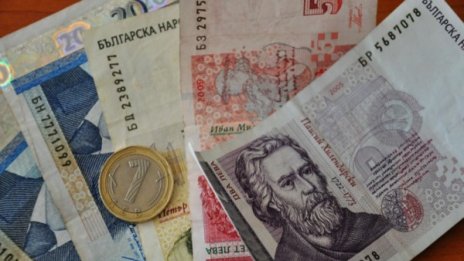 Две жени харизаха общо 20 бона на измамници 