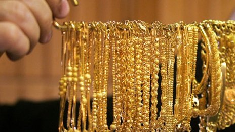 Две румънки кътат в бельото си половин кило злато 